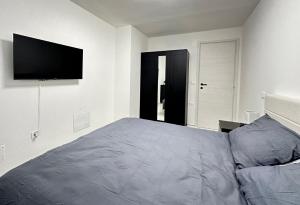 a bedroom with a bed and a flat screen tv at Casa Rossini - Moderno appartamento a due passi dal mare in Pescara