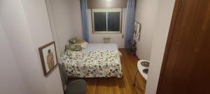 Ένα ή περισσότερα κρεβάτια σε δωμάτιο στο Loureiro Rooms