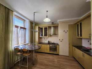 Kuchyň nebo kuchyňský kout v ubytování Central Apartaments of Stefan cel Mare Boulevard in Chisinau