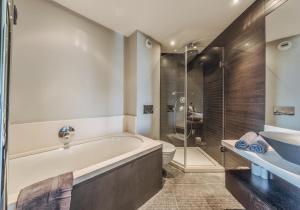 une salle de bain avec une baignoire, des toilettes et un lavabo dans l'établissement Chalet Artic - 5 bedrooms - Bed&Breakfast - Courchevel 1550, à Courchevel 23 autres photos