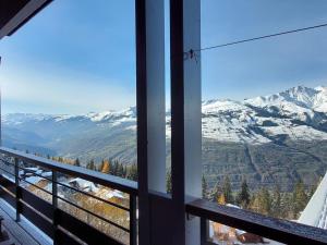 a room with a view of snow covered mountains at Appartement moderne 3 pièces aux Arcs 1800 - FR-1-346-537 in Arc 1800