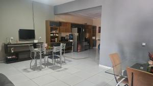 a living room with a table and chairs at Sítio Menezes in Parnaíba