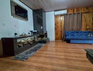 a living room with a blue couch and a fireplace at Hospedaje Vildumar in Pichilemu
