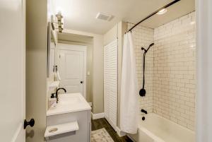 ein weißes Badezimmer mit Waschbecken und Badewanne in der Unterkunft Seattle Luxury Retreat Home Near the Stadiums in Seattle + 23 Fotos