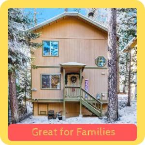 ein Haus mit der Aufschrift „Ideal für Familien“ und Bäumen in der Unterkunft Charming Cabin for Winter and Water Sports Fans Near Big Bear Lake, California in Arrowbear Lake