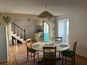 eine Küche und ein Esszimmer mit Tisch und Stühlen in der Unterkunft Ocean Retreat in Fajã da Ovelha