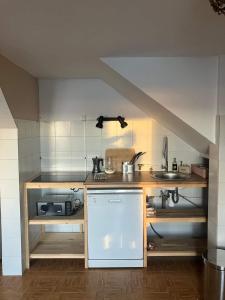 eine kleine Küche mit Theke und Spüle in der Unterkunft Ocean Retreat in Fajã da Ovelha + 37 Fotos