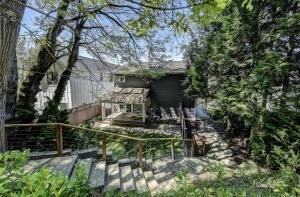 ein Haus mit Treppen, die zu einem Haus führen in der Unterkunft Seattle Luxury Retreat Home Near the Stadiums in Seattle