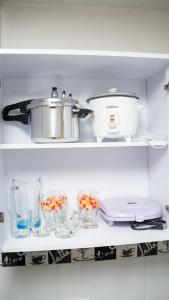 カリにあるHermosa casa en caliの鍋・鍋・鉢入りの台所棚