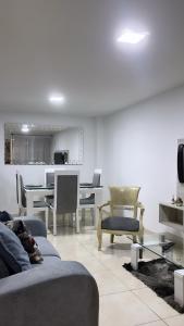 カリにあるHermosa casa en caliのソファと椅子とテーブルのあるリビングルーム