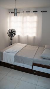 カリにあるHermosa casa en caliの大きなベッドと窓のある寝室 +5枚の写真