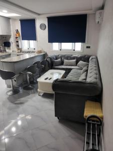 a living room with a couch and a bar at Appartement Mdiq in M'diq