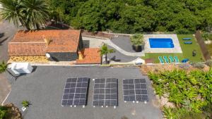 Vista aérea de una casa con cuatro paneles solares en el tejado. en Casa Mágica piscina privada, en La Esquinita 39 fotos más