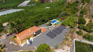 una vista aérea de una casa con paneles solares en Casa Mágica piscina privada, en La Esquinita