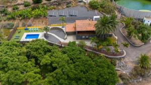 una vista aérea de una casa con piscina en Casa Mágica piscina privada, en La Esquinita