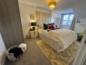 Un dormitorio con una cama grande y una ventana en Van Loon Residence, en Oldbury