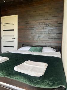 ミザヤリヤにあるHorizonの木製の壁と大きなベッドのある寝室 +51枚の写真