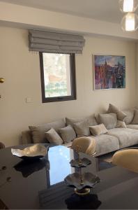 Una sala de estar con un sofá y una mesa de cristal. en Muscat Bay ! - Stay Where Ocean, Mountains and Luxury Come Together !, en Mascate