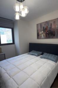 una cama blanca grande en una habitación con ventana en 2 Bedrooms apartment 120M2 Muscat Bay 2 Bathrooms 2 Balconies Luxury and Landscaping, en Mascate 103 fotos más