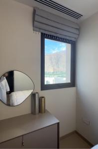 baño con espejo y ventana en Muscat Bay ! - Stay Where Ocean, Mountains and Luxury Come Together !, en Mascate