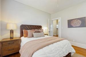 Ένα ή περισσότερα κρεβάτια σε δωμάτιο στο Main Street Brick Cottage