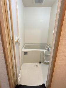 ein kleines Bad mit einem Waschbecken und einer Badewanne in der Unterkunft # 3 Katsu House日本桥地铁站6分 in Wada