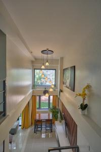 Khu vực ghế ngồi tại Modern & Spacious Loft-Style Condo near Airport