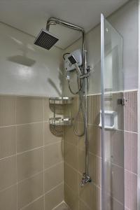 Phòng tắm tại Modern & Spacious Loft-Style Condo near Airport