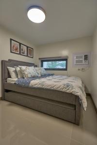 Giường trong phòng chung tại Modern & Spacious Loft-Style Condo near Airport