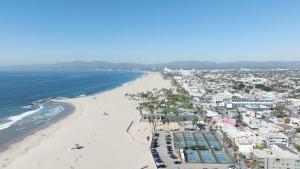 een luchtzicht op een strand met condo's bij Hotel Erwin Venice Beach in Los Angeles