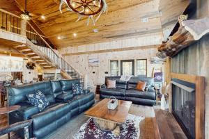 Χώρος καθιστικού στο Spur n Arrow Cabin