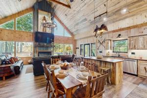 Η κουζίνα ή μικρή κουζίνα στο Spur n Arrow Cabin