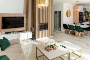 een woonkamer met een bank en een open haard bij House4Seasons in Lič