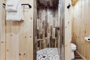 Ένα μπάνιο στο Spur n Arrow Cabin +14 φωτογραφίες