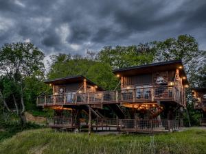 a tree house in the middle of the forest at "Land of the Free, Home of the Brave" Double Luxury Treehouse for 12 Near Dollywood & Pigeon Forge in Catlettsburg