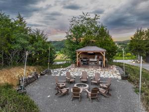 un patio avec des chaises, une table et un kiosque dans l'établissement "Morning Wood" Luxury Treehouse Retreat Near Dollywood & Pigeon Forge, à Catlettsburg