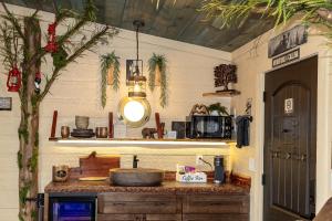 - une cuisine avec un comptoir et un évier dans l'établissement "Morning Wood" Luxury Treehouse Retreat Near Dollywood & Pigeon Forge, à Catlettsburg