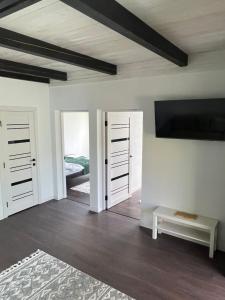 ミザヤリヤにあるHorizonのリビングルーム(ドア2つ、テレビ付)