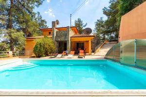 Bazén v ubytování STAY Hillcrest Panorama Villa nebo v jeho okolí