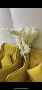 Un ramo de flores blancas sobre el respaldo de un sofá en Amara Camp, en Al Raka