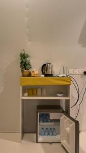 una pequeña cocina con una mesa con estante en Amara Camp, en Al Raka