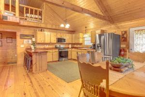 Kuchyň nebo kuchyňský kout v ubytování Fire Pit, Screened Deck Riverfront Ozarks Cabin!