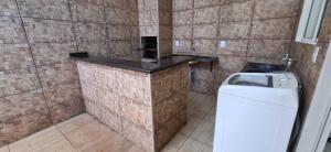 a small bathroom with a toilet and a sink at bairro Jardim Parati - casa 2 quartos em condomínio in Campo Grande +91 photos
