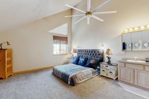 a bedroom with a bed and a ceiling fan at The Anglers Retreat - Unit A in Belgrade