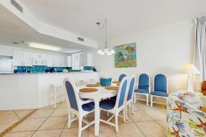 une cuisine et une salle à manger avec une table et des chaises dans l'établissement The Beach Club 1001C, à Gulf Highlands