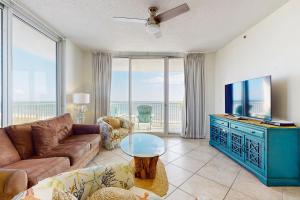 un salon avec un canapé et une télévision dans l'établissement The Beach Club 1001C, à Gulf Highlands