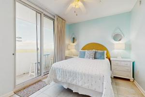 une chambre avec un lit et une grande fenêtre dans l'établissement The Beach Club 1001C, à Gulf Highlands 46 autres photos