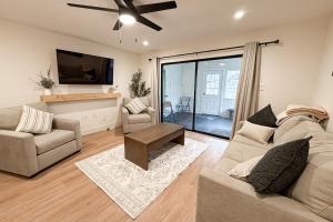 Χώρος καθιστικού στο Sierra Pines Retreat Tahoe