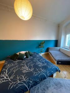 Postel nebo postele na pokoji v ubytování The Golden King Room Neukölln