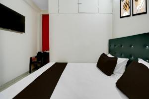 Ένα ή περισσότερα κρεβάτια σε δωμάτιο στο Hotel O Royal Inn Home Stay